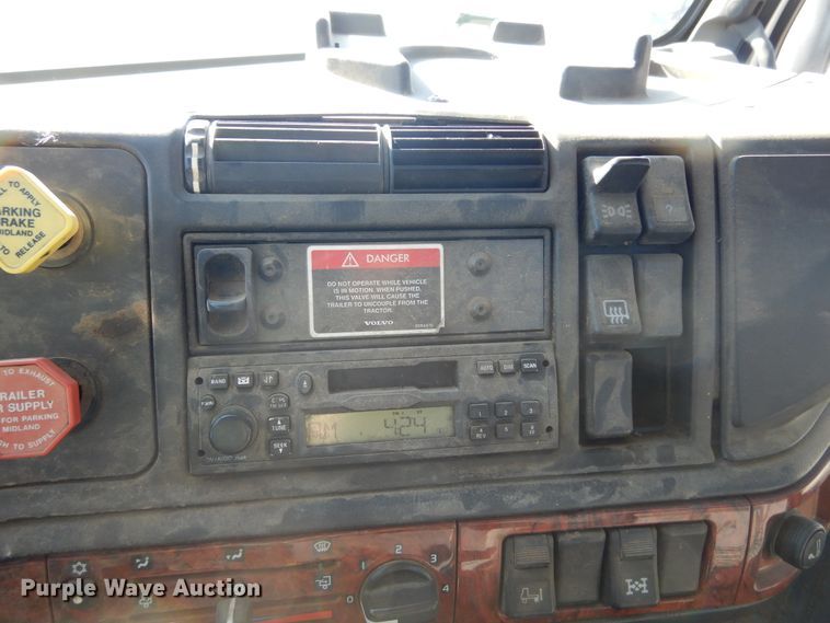 image for item KO9165 2000 Volvo VNL  semi truck