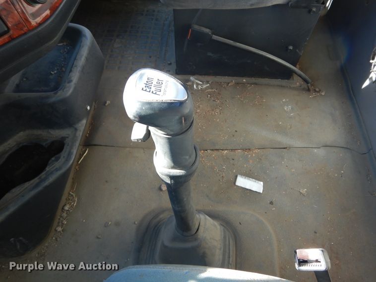 image for item KO9165 2000 Volvo VNL  semi truck