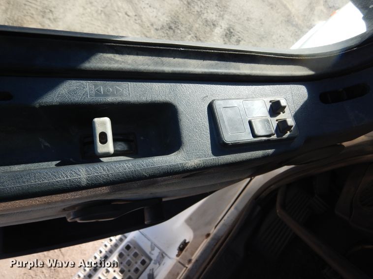 image for item KO9165 2000 Volvo VNL  semi truck