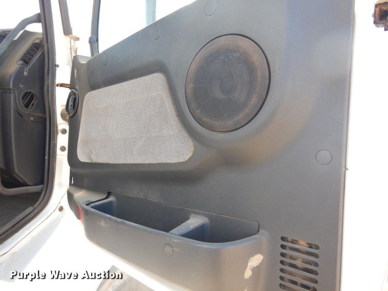 image for item KO9165 2000 Volvo VNL  semi truck