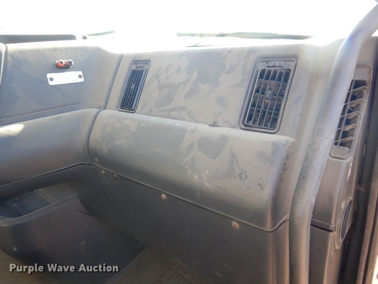 image for item KO9165 2000 Volvo VNL  semi truck