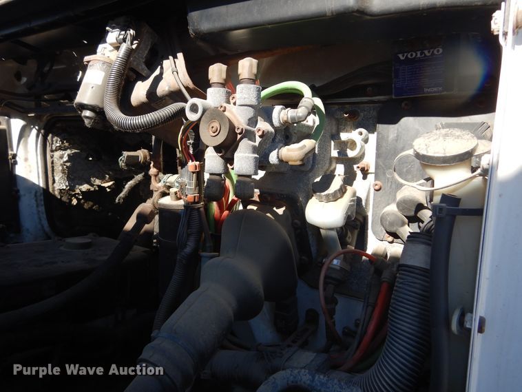 image for item KO9165 2000 Volvo VNL  semi truck