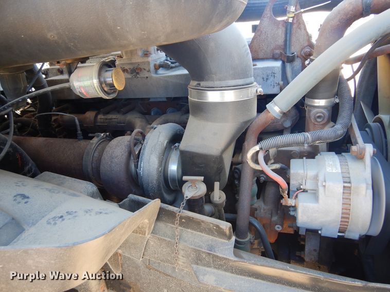 image for item KO9165 2000 Volvo VNL  semi truck