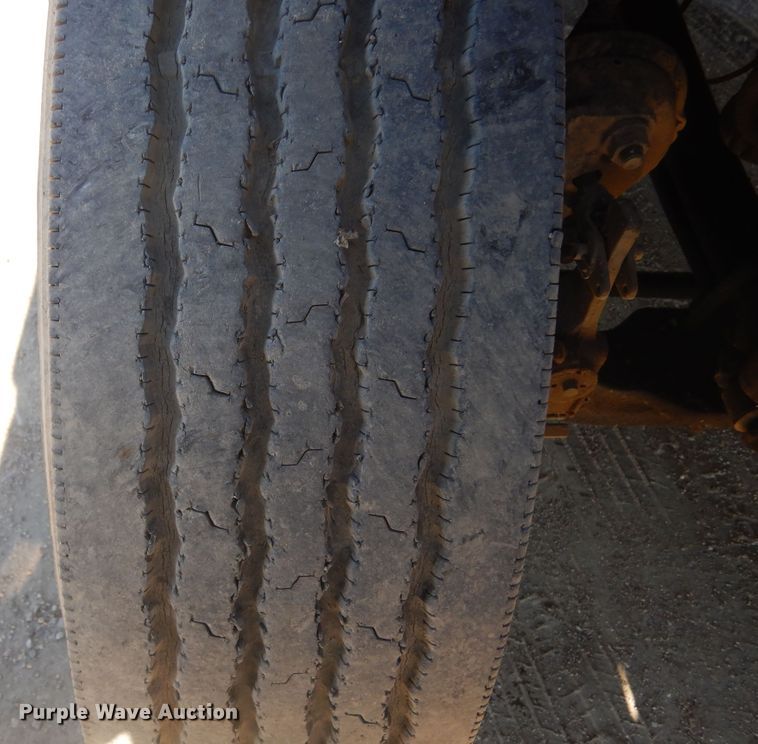 image for item KO9165 2000 Volvo VNL  semi truck