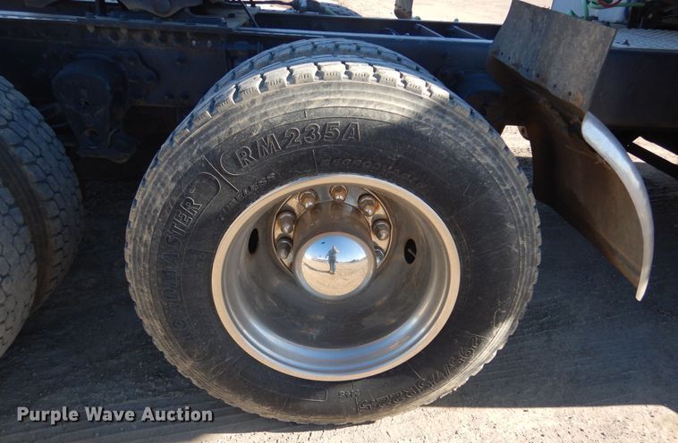 image for item KO9165 2000 Volvo VNL  semi truck