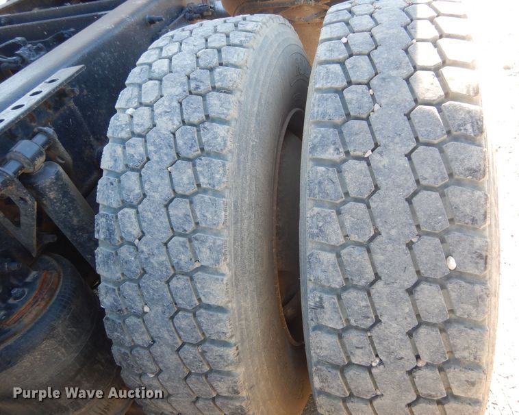 image for item KO9165 2000 Volvo VNL  semi truck