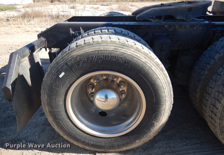 image for item KO9165 2000 Volvo VNL  semi truck