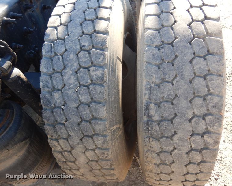 image for item KO9165 2000 Volvo VNL  semi truck