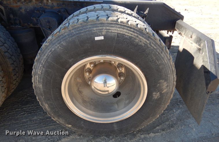 image for item KO9165 2000 Volvo VNL  semi truck