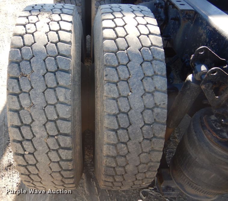 image for item KO9165 2000 Volvo VNL  semi truck