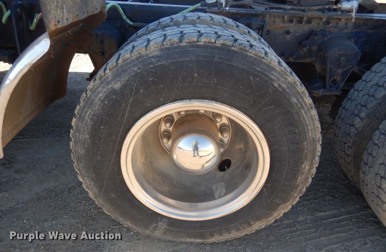 image for item KO9165 2000 Volvo VNL  semi truck