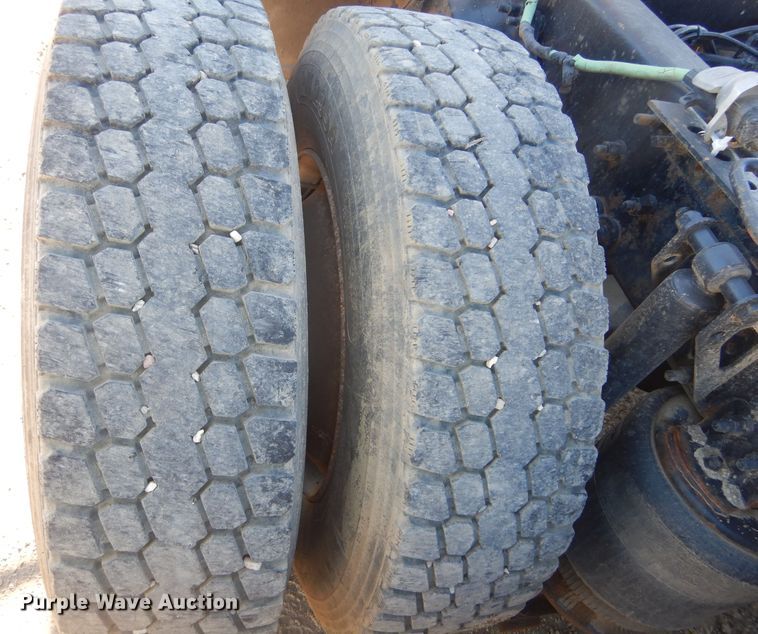 image for item KO9165 2000 Volvo VNL  semi truck