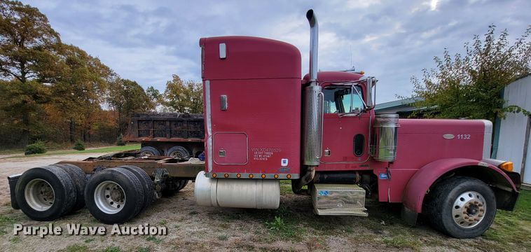 image for item KQ9096 1999 Peterbilt 379  semi truck
