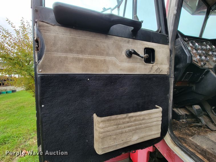 image for item KQ9096 1999 Peterbilt 379  semi truck