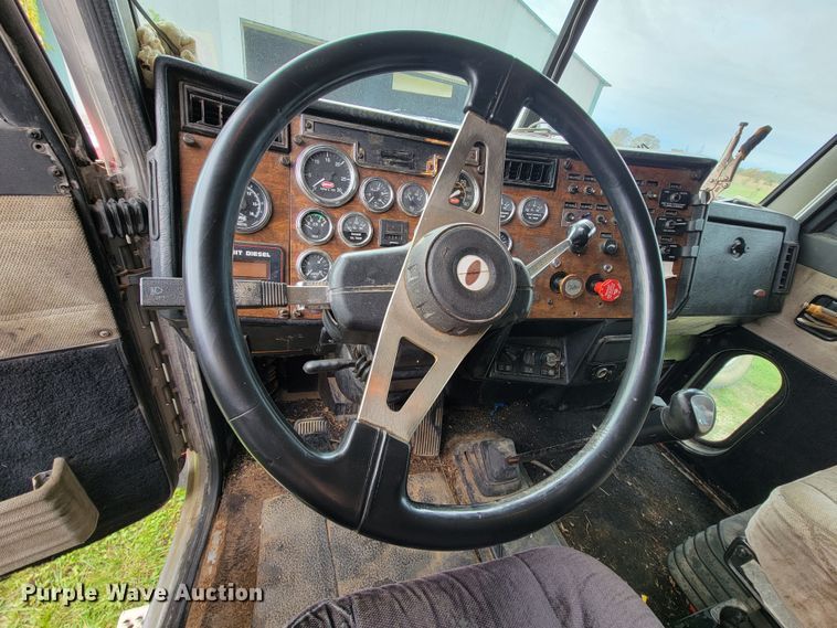 image for item KQ9096 1999 Peterbilt 379  semi truck