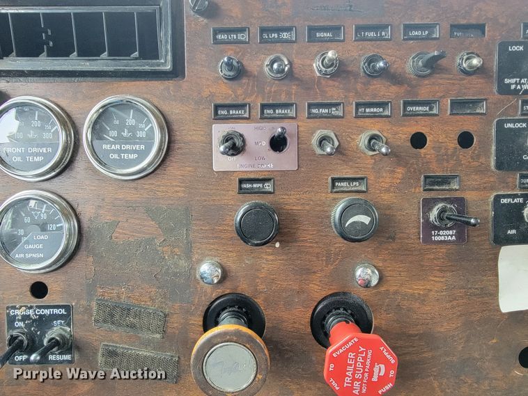 image for item KQ9096 1999 Peterbilt 379  semi truck