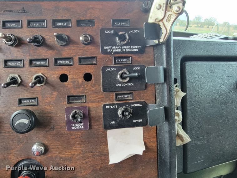 image for item KQ9096 1999 Peterbilt 379  semi truck