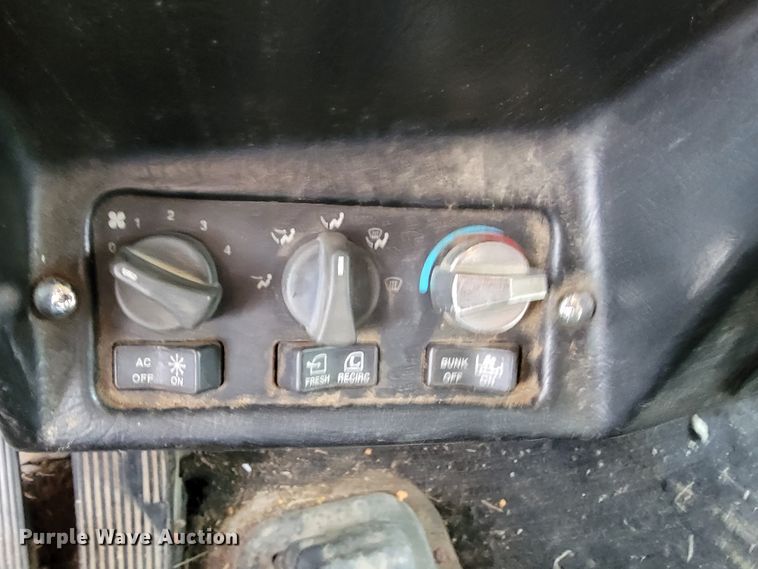 image for item KQ9096 1999 Peterbilt 379  semi truck