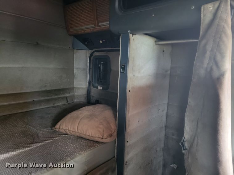 image for item KQ9096 1999 Peterbilt 379  semi truck