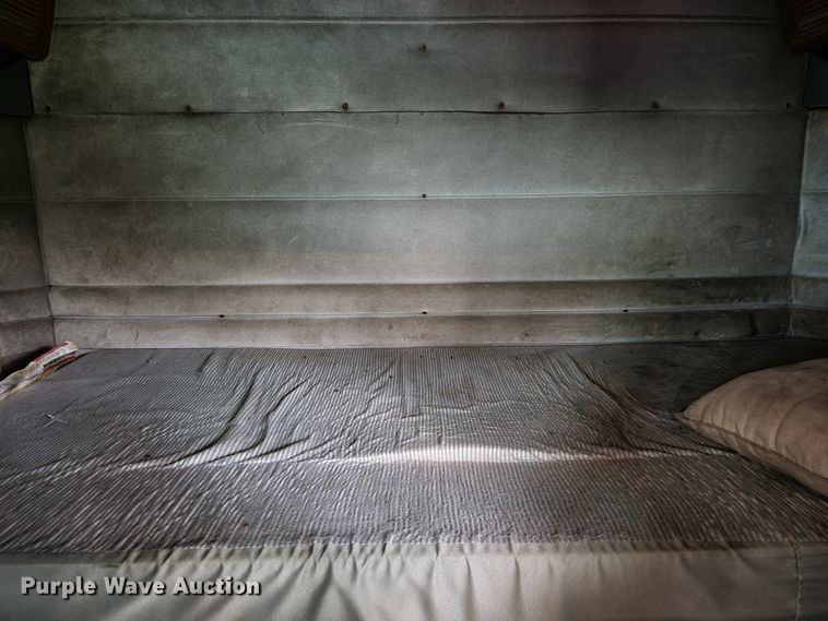 image for item KQ9096 1999 Peterbilt 379  semi truck