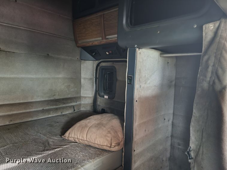 image for item KQ9096 1999 Peterbilt 379  semi truck