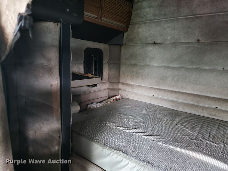 image for item KQ9096 1999 Peterbilt 379  semi truck