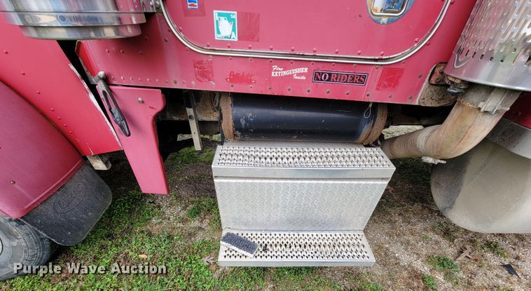 image for item KQ9096 1999 Peterbilt 379  semi truck