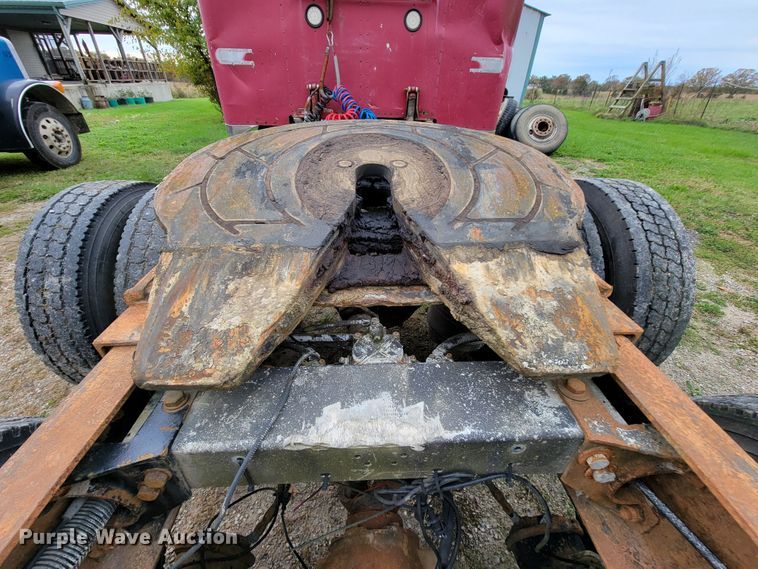 image for item KQ9096 1999 Peterbilt 379  semi truck