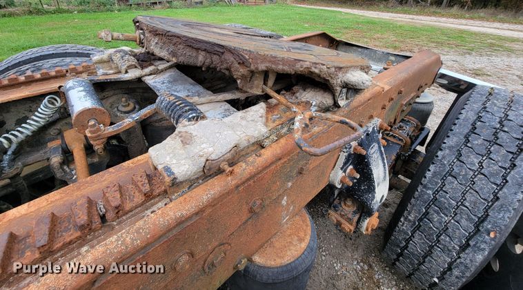 image for item KQ9096 1999 Peterbilt 379  semi truck