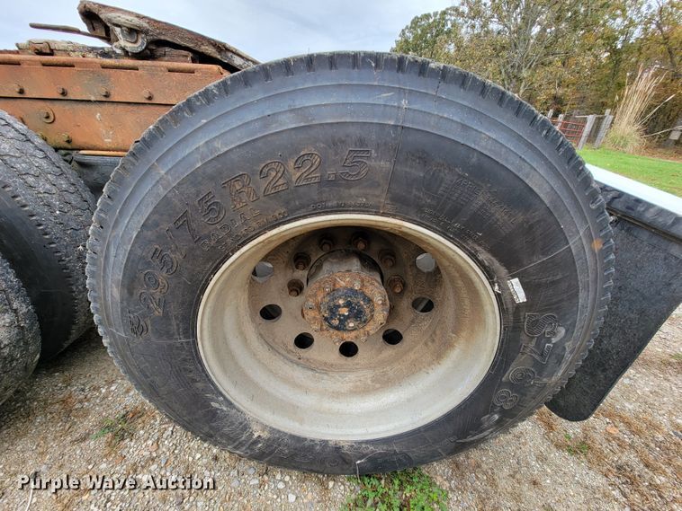 image for item KQ9096 1999 Peterbilt 379  semi truck