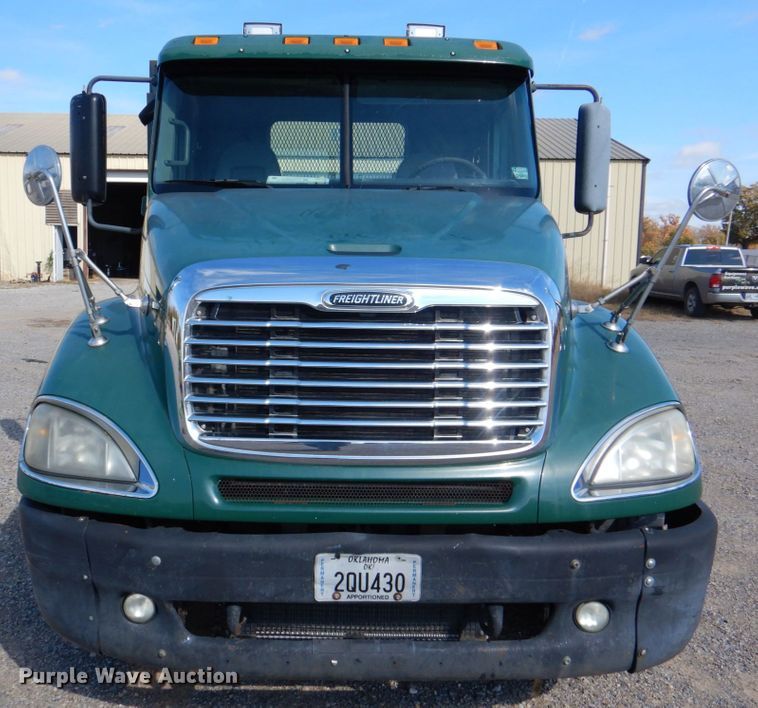 image for item KQ9619 2005 Freightliner Columbia flatbed truck