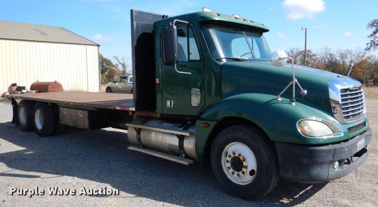 image for item KQ9619 2005 Freightliner Columbia flatbed truck