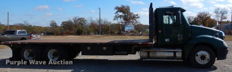 image for item KQ9619 2005 Freightliner Columbia flatbed truck