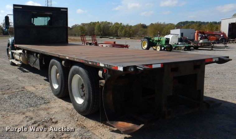 image for item KQ9619 2005 Freightliner Columbia flatbed truck