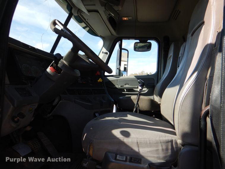 image for item KQ9619 2005 Freightliner Columbia flatbed truck