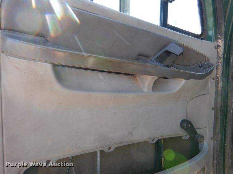 image for item KQ9619 2005 Freightliner Columbia flatbed truck