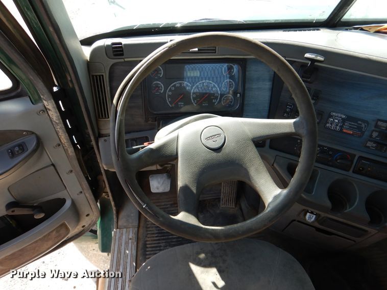 image for item KQ9619 2005 Freightliner Columbia flatbed truck