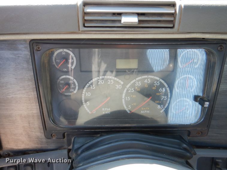 image for item KQ9619 2005 Freightliner Columbia flatbed truck