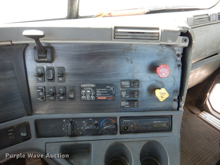 image for item KQ9619 2005 Freightliner Columbia flatbed truck