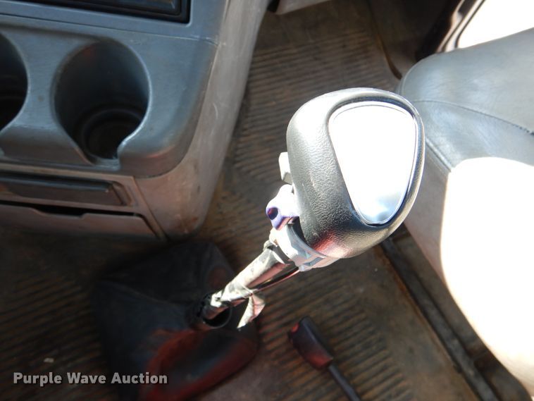 image for item KQ9619 2005 Freightliner Columbia flatbed truck