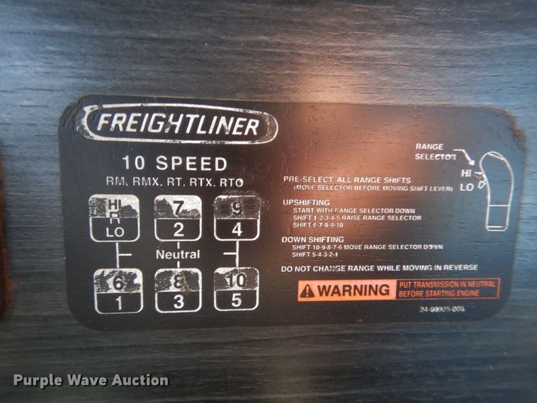 image for item KQ9619 2005 Freightliner Columbia flatbed truck