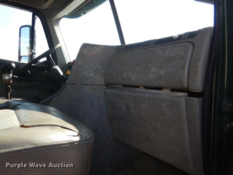 image for item KQ9619 2005 Freightliner Columbia flatbed truck