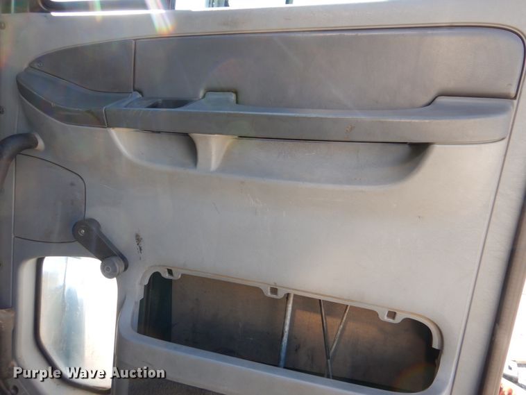 image for item KQ9619 2005 Freightliner Columbia flatbed truck