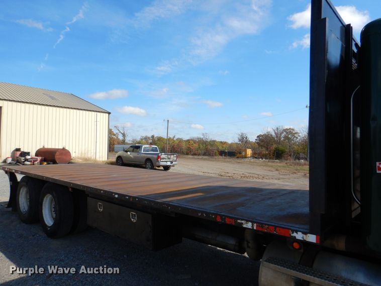 image for item KQ9619 2005 Freightliner Columbia flatbed truck