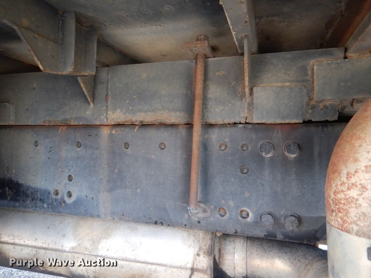 image for item KQ9619 2005 Freightliner Columbia flatbed truck