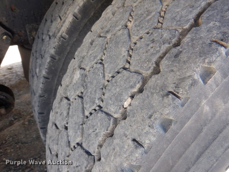 image for item KQ9619 2005 Freightliner Columbia flatbed truck