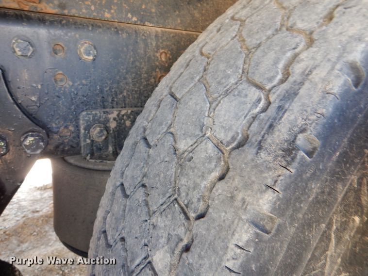 image for item KQ9619 2005 Freightliner Columbia flatbed truck