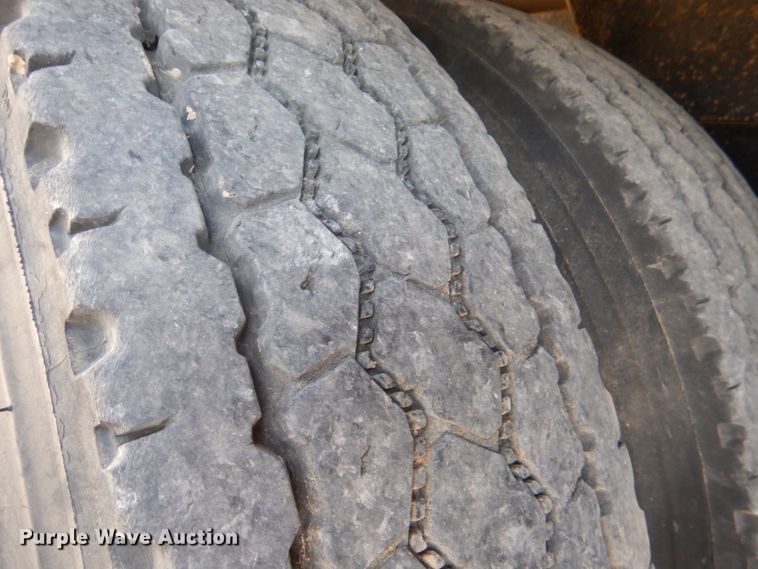 image for item KQ9619 2005 Freightliner Columbia flatbed truck