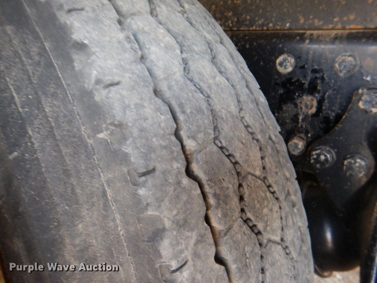 image for item KQ9619 2005 Freightliner Columbia flatbed truck