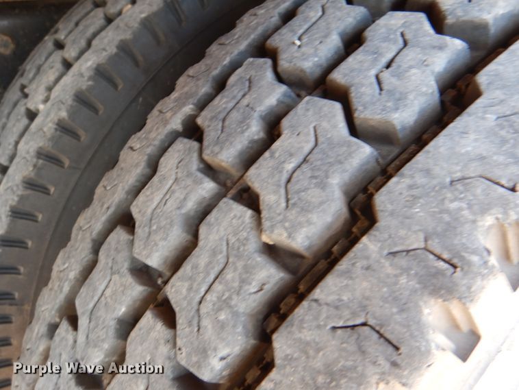 image for item KQ9619 2005 Freightliner Columbia flatbed truck